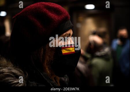 Madrid, Spanien. November 2020. Eine Frau, die eine Gesichtsmaske trägt, um sich vor der Ausbreitung des Coronavirus zu schützen, mit einer spanischen Flagge, die in sozialen Netzwerken vor dem Hauptsitz von Twitter gegen Zensur protestiert. Quelle: Marcos del Mazo/Alamy Live News Stockfoto