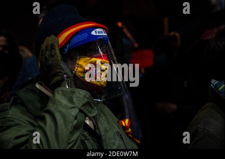 Madrid, Spanien. November 2020. Ein Mann mit einem Gesichtsschild und einer Gesichtsmaske mit einer spanischen Flagge zum Schutz vor der Ausbreitung des Coronavirus, der gegen Zensur in sozialen Netzwerken vor dem Hauptsitz von Twitter protestiert. Quelle: Marcos del Mazo/Alamy Live News Stockfoto