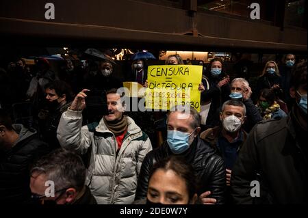 Madrid, Spanien. November 2020. Menschen protestieren gegen Zensur in sozialen Netzwerken vor dem Hauptsitz von Twitter. Quelle: Marcos del Mazo/Alamy Live News Stockfoto