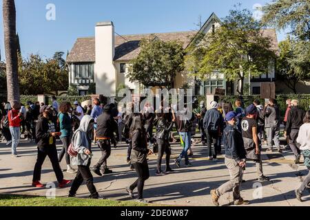 Los Angeles, USA. November 2020. BLM-Demonstranten veranstalten tägliche Kundgebungen außerhalb von Los Angeles Residenz des Bürgermeisters. Sie fordern den designierten Präsidenten Biden auf, L.A. nicht hinzuzufügen Bürgermeister Eric Garcetti an seine Regierung, wegen der Behauptungen des Scheiterns der Führung in Los Angeles. 11/27/2020 Los Angeles, CA USA (Foto: Ted Soqui/SIPA USA) Quelle: SIPA USA/Alamy Live News Stockfoto