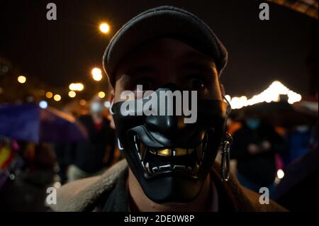 Madrid, Spanien. November 2020. Ein Mann, der eine ausgefallene Gesichtsmaske trägt, um sich vor der Ausbreitung des Coronavirus zu schützen, der gegen Zensur in sozialen Netzwerken vor dem Hauptquartier von Twitter protestiert. Quelle: Marcos del Mazo/Alamy Live News Stockfoto