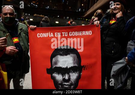 Madrid, Spanien. November 2020. Menschen mit einem Transparent gegen den spanischen Präsidenten Pedro Sanchez, der vor dem Hauptquartier von Twitter gegen Zensur in sozialen Netzwerken protestiert. Quelle: Marcos del Mazo/Alamy Live News Stockfoto