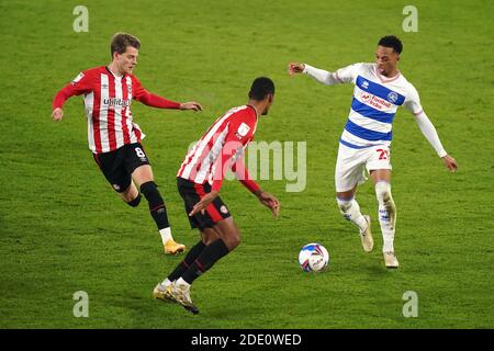 Brentfords Mathias Jensen, Ethan Pinnock und Chris Willock der Queens Park Rangers in Aktion während des Sky Bet Championship-Spiels im Brentford Community Stadium, London. Stockfoto