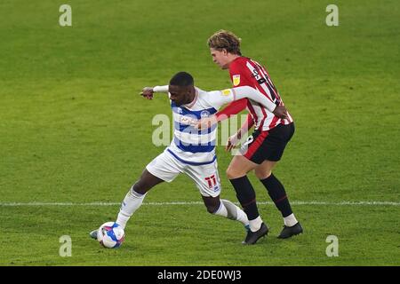 Der helle Osayi-Samuel der Queens Park Rangers (links) und die Mads Bech Sorensen von Brentford kämpfen während des Sky Bet Championship-Spiels im Brentford Community Stadium, London, um den Ball. Stockfoto