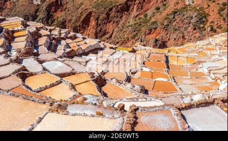 Salzterrassen Panorama in Maras, Cusco, Peru. Stockfoto