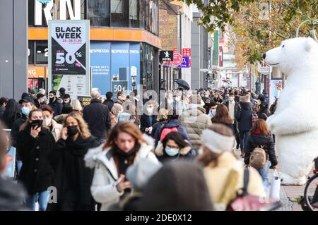 Berlin, Deutschland. November 2020. Am 27. November 2020 werden in Berlin, der Hauptstadt Deutschlands, Menschen auf einer Einkaufsstraße gesehen. Die COVID-19-Kaseloade in Deutschland hat nach 22,806 Neuinfektionen innerhalb eines Tages eine Million erreicht, teilte das Robert Koch-Institut (RKI) am Freitag mit. Quelle: Shan Yuqi/Xinhua/Alamy Live News Stockfoto