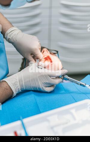 Stock Foto von nicht erkannten Zahnklinik Arbeiter mit Nadel, um Anästhesie zu jungen Patienten setzen. Stockfoto