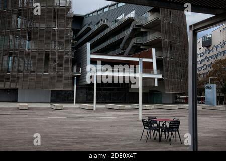 Leerer Tisch vor dem Barcelona Biomedical Research Park, Barcelona, Spanien. Stockfoto