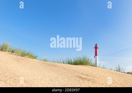 Leuchtturm rot und weiß am französischen Weststrand Stockfoto