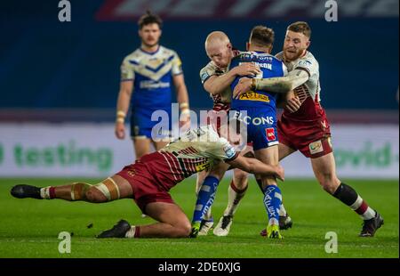 KCom Stadium, Hull, Yorkshire, Großbritannien. November 2020. Betfred Super League Grand Final Rugby, Wigan Warriors gegen Saint Helens Saints; Tom Makinson von St Helens wird von Liam Farrell von Wigan Warriors angegangen Kredit: Action Plus Sport/Alamy Live News Stockfoto