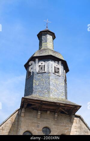 Kirchturm von Notre Dame des Bans in Französisch Treignac Im Limousin Stockfoto