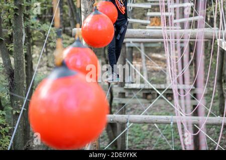 Gut ausgestattete Mann und Frau mit einer aktiven Erholung, Klettern Seile im Park mit Hindernissen im Freien Stockfoto