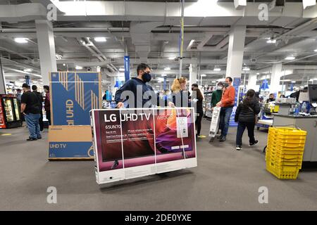 New York, USA. November 2020. Ein Shopper kauft einen großen Flachbildfernseher bei Best Buy am Black Friday im Stadtteil Queens von New York City, NY, 27. November 2020. Das CDC warnte vor dem Einkaufen in großen Menschenmengen, da eine Welle von Coronavirus-Fällen die Vereinigten Staaten erfasst, was der wachsenden Zahl von COVID-19-infizierten Menschen zwei Millionen Menschen zufügte. (Anthony Behar/Sipa USA) Quelle: SIPA USA/Alamy Live News Stockfoto