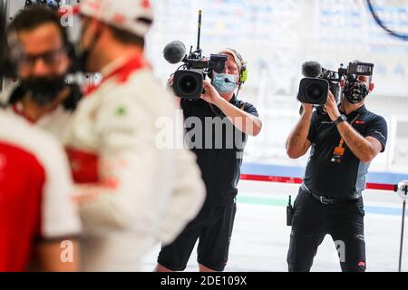 Sakhir, Bahrain. November 2020. TV-Crew während des Formel 1 Gulf Air Bahrain Grand Prix 2020, vom 27. Bis 29. November 2020 auf dem Bahrain International Circuit, in Sakhir, Bahrain - Foto Antonin Vincent/DPPI/LM Credit: Gruppo Editoriale LiveMedia/Alamy Live News Stockfoto