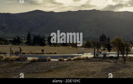 Panoramablick vom Skaterpark und Berghintergrund aus Neuseeland, Wanaka, 2019 Stockfoto