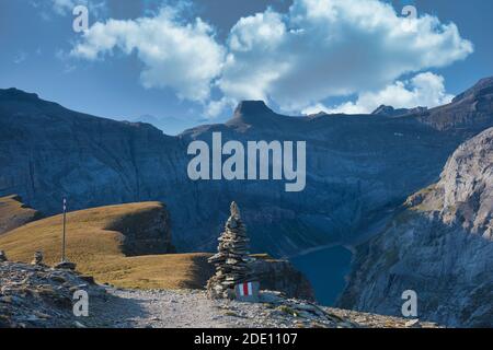 Schöne Aussicht auf den Limmernsee Stausee umgeben von großen Bergen. Bild des Hügels muttenchopf bei muttsee, glarus schweiz. Beliebter Ort Stockfoto