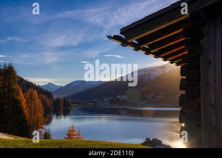 davosersee im Herbst. Schönes hintergrundbeleuchtetes Bild der schweizer Bergseenlandschaft Stockfoto