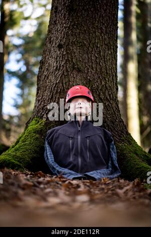 Ein Reanimationsdummy im Wald Stockfoto