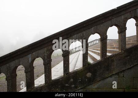 Alte Steinstufen mit Bogendesign Stockfoto