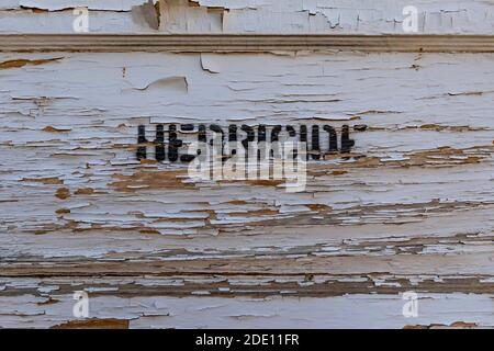 Herbizid-Schild auf historischem Gebäude auf der Ewing-Snell Ranch im Bighorn Canyon National Recreation Area, in der Nähe von Lovell, Wyoming, USA Stockfoto