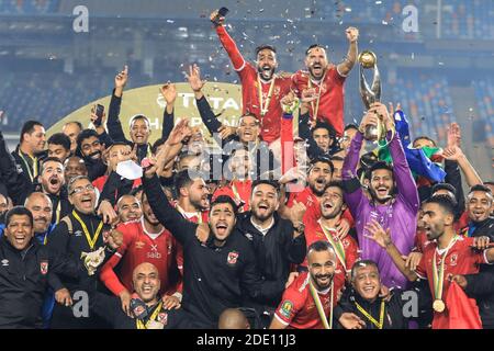 Kairo, Ägypten. November 2020. Al Ahly-Spieler feiern den Gewinn des Fußballfinales der African Champions League gegen Zamalek im Cairo International Stadium. Quelle: Sameh Abo Hassan/dpa/Alamy Live News Stockfoto