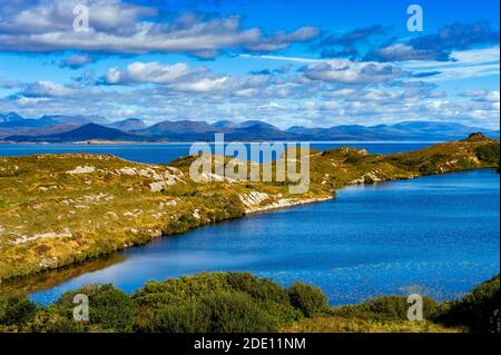 Blick über den Kenmere River in Richtung Ring of Kerry, Macgillycuddys Reeks, Beara, Co. Cork, Irland Stockfoto