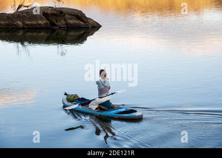 Great Falls, Virginia, USA - 26. November 2020. Eine Frau steuert ein Kajak auf dem Potomac River. Stockfoto