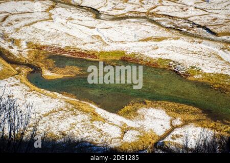 Bergsee in einer Moorlandschaft bei Garichtisee in glarus schweiz. Herbst, Winter, Moor an der Garichti Stockfoto