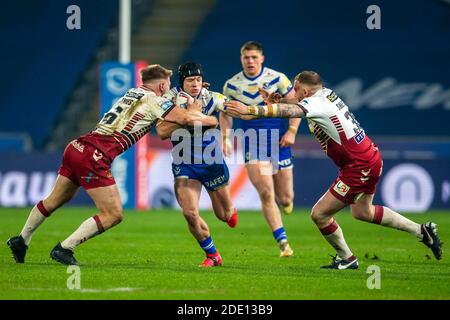 KCom Stadium, Hull, Yorkshire, Großbritannien. November 2020. Betfred Super League Grand Final Rugby, Wigan Warriors versus Saint Helens Saints; Jonny Lomax of St Helens wird angepackt Kredit: Action Plus Sports/Alamy Live News Stockfoto