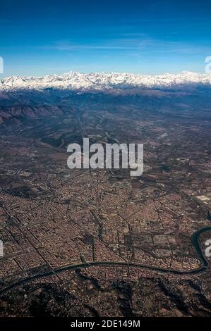 Die Stadt Turin (Turin), Italien, und die umliegenden Alpen Bergkette von einem Flugzeug aus gesehen an einem sehr klaren Tag Stockfoto