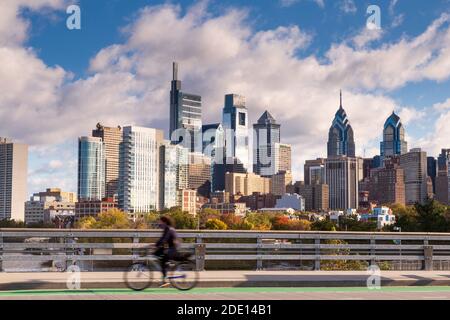 Skyline mit Radfahrer auf der South Street Bridge in Richtung University City, Philadelphia, Pennsylvania, USA Stockfoto