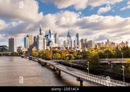 Skyline im Herbst hinter dem Schuylkill River Promenade bei Sonnenuntergang, Philadelphia, Pennsylvania, USA Stockfoto