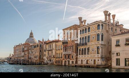 Die Paläste am rechten Ufer am Ende des Canale Grande, im Vordergrund Dario Palast und Barbaro Wolkoff Palast. Venedig, Italien. Stockfoto