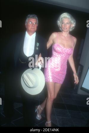 Los Angeles, California, USA 16. April 1996 Schauspieler Tony Curtis und Jill Vandenberg posieren bei einer Veranstaltung am 16. April 1996 in Los Angeles, Kalifornien, USA. Foto von Barry King/Alamy Stockfoto Stockfoto