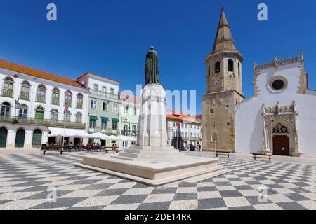 St. Johannes der Täufer Kirche, Gualdim Pais Statue auf Platz der Republik, Tomar, Santarem Bezirk, Portugal, Europa Stockfoto