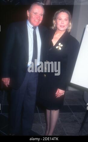 Los Angeles, California, USA 16. April 1996 Darsteller Jack Lemmon und Ehefrau Felicia Farr posieren bei einer Veranstaltung am 16. April 1996 in Los Angeles, Kalifornien, USA. Foto von Barry King/Alamy Stockfoto Stockfoto