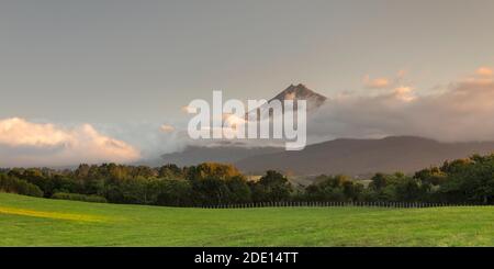 Mount Taranaki bei Sonnenuntergang, 2518m, Egmont National Park, Taranaki, Nordinsel, Neuseeland, Pazifik Stockfoto