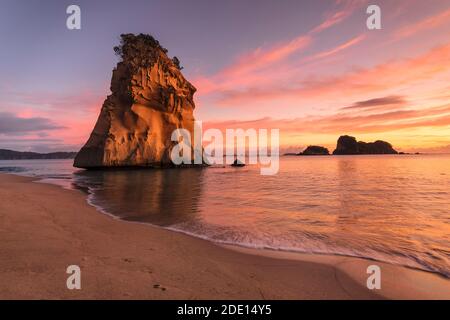 Cathedral Cove bei Sonnenaufgang, Cathedral Cove Marine Reserve, Coromandel Peninsula, Waikato, Nordinsel, Neuseeland, Pazifik Stockfoto