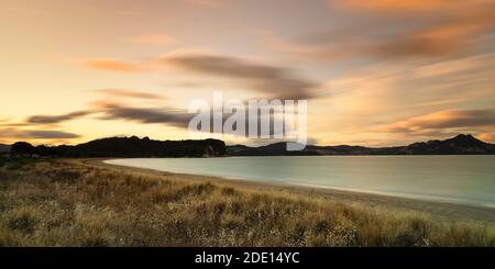 Cooks Beach bei Sonnenuntergang, Coromandel Peninsula, Waikato, Nordinsel, Neuseeland, Pazifik Stockfoto