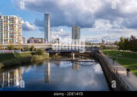 Radfahrer auf dem Schleppturm des Flusses Lea, Stratford, East London, London, England, Großbritannien, Europa Stockfoto