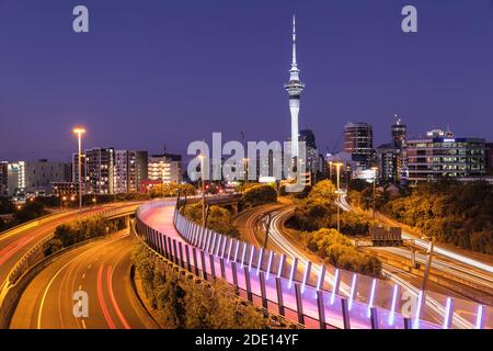 Blick vom Lightpath zum Sky Tower, Auckland, Nordinsel, Neuseeland, Pazifik Stockfoto