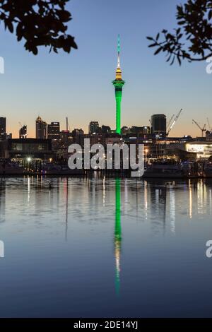 Sky Tower und Skyline am Westhaven Marina, Auckland, Nordinsel, Neuseeland, Pazifik Stockfoto