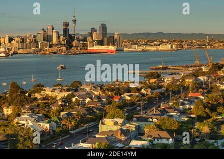 Blick von Devonport auf die Skyline von Auckland bei Sonnenaufgang, Nordinsel, Neuseeland, Pazifik Stockfoto