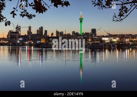 Sky Tower und Skyline am Westhaven Marina, Auckland, Nordinsel, Neuseeland, Pazifik Stockfoto