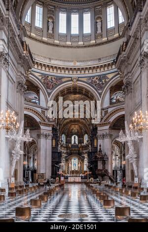 St. Paul's Cathedral, das Kirchenschiff, Quire (Chor) und Hochaltar mit der Wren-Kuppel und Mosaiken von William Blake Richmond, London Stockfoto