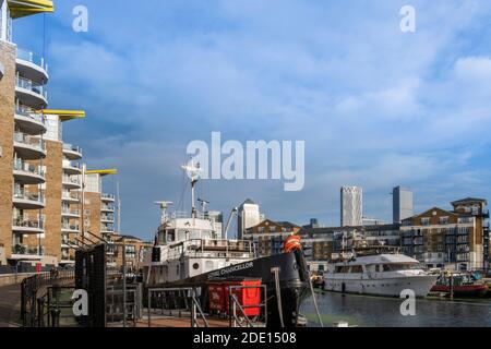 Boote liegen in der Marina neben modernen Wohnwohnungen, Limehouse Basin, Regents Canal, Tower Hamlets, London, England, Vereinigtes Königreich Stockfoto