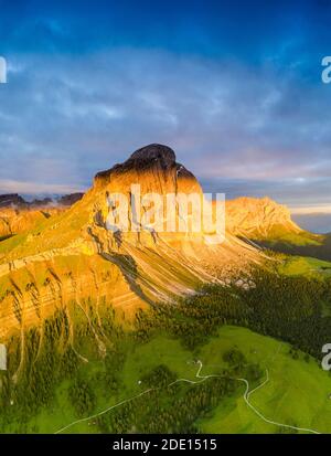 Luftaufnahme von Sass De Putia (Peitlerkofel) bei Sonnenaufgang im Sommer, Passo Delle Erbe, Puez-Geisler, Dolomiten, Südtirol, Italien, Europa Stockfoto