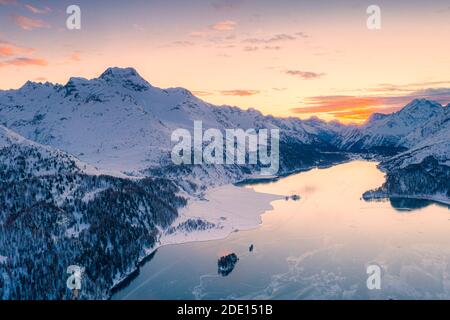 Luftaufnahme des Sonnenuntergangs über dem Sils und dem schneebedeckten Piz Da La Margna, Malojapass, Engadin, Kanton Graubünden, Schweizer Alpen, Schweiz, Europa Stockfoto