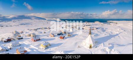 Luftaufnahme von traditionellen Häusern und Kirche im kleinen Dorf Hasvik nach dem Schneefall, Troms Og Finnmark, Nordnorwegen, Skandinavien, Europa Stockfoto