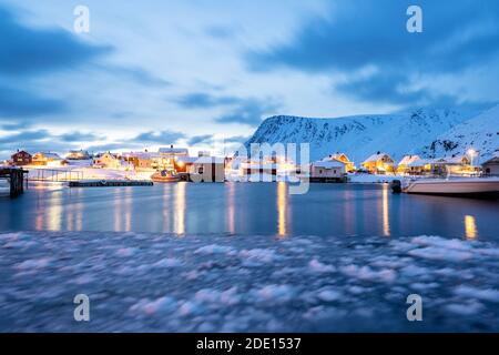 Winterdämmerung über dem gefrorenen Meer rund um das Fischerdorf Sorvaer, Soroya Island, Troms Og Finnmark, Nordnorwegen, Skandinavien, Europa Stockfoto